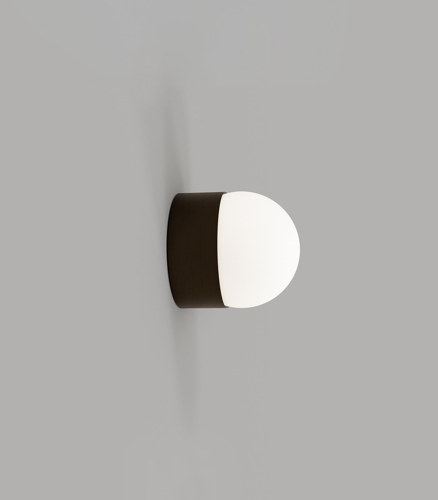 Lighting Republic Orb Sur Mini Interior Wall Light Old Brass / White / Iron IP44 - LR.i01.54e.S. + LR.i01.54M. + LR.A03.S.WH