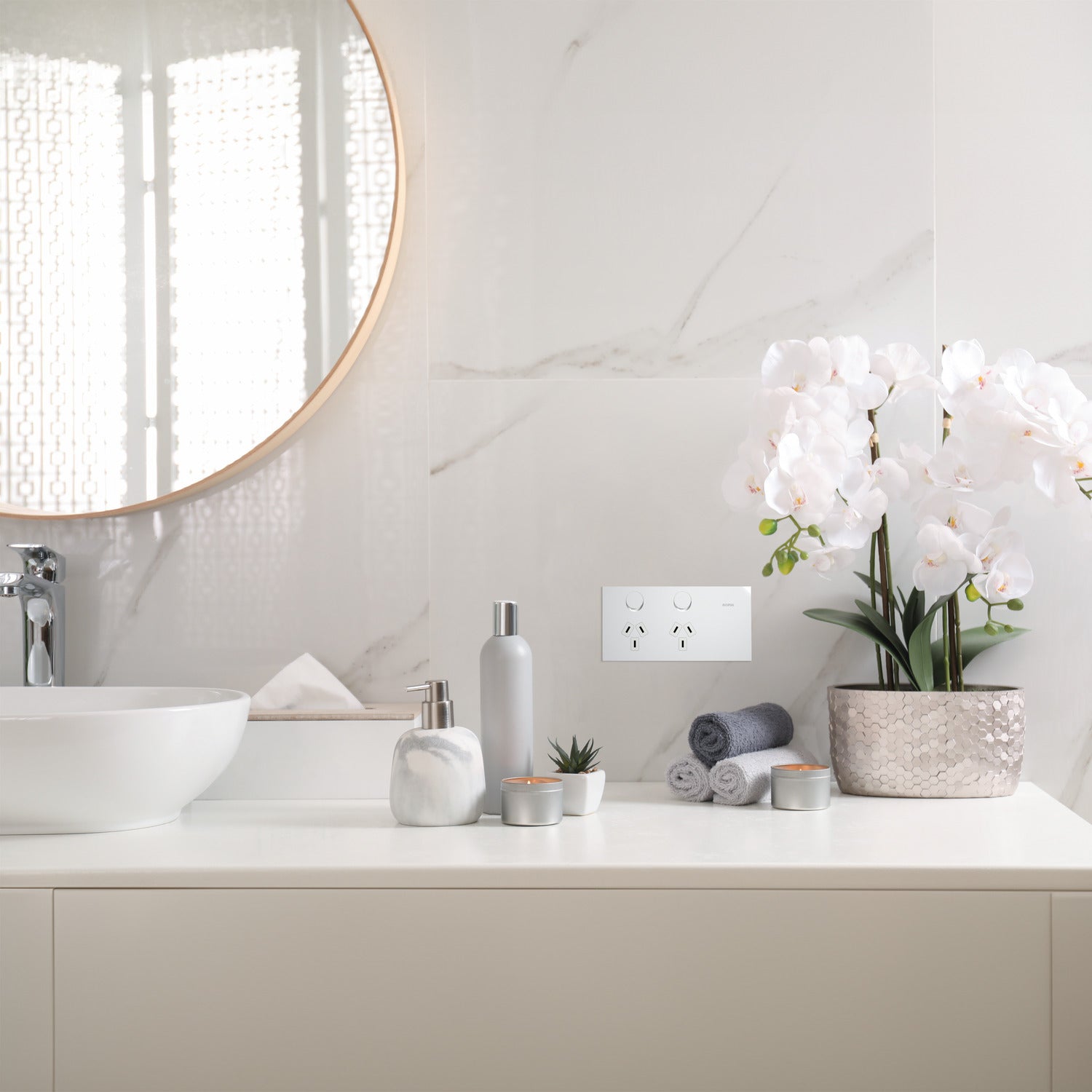 Clipsal Double Switch Power Point, Clipsal Solis T Series, Horizontal Mount Ebony Aluminium/ White Ceramic 230V-240V- 1025-EA, 1025-WC