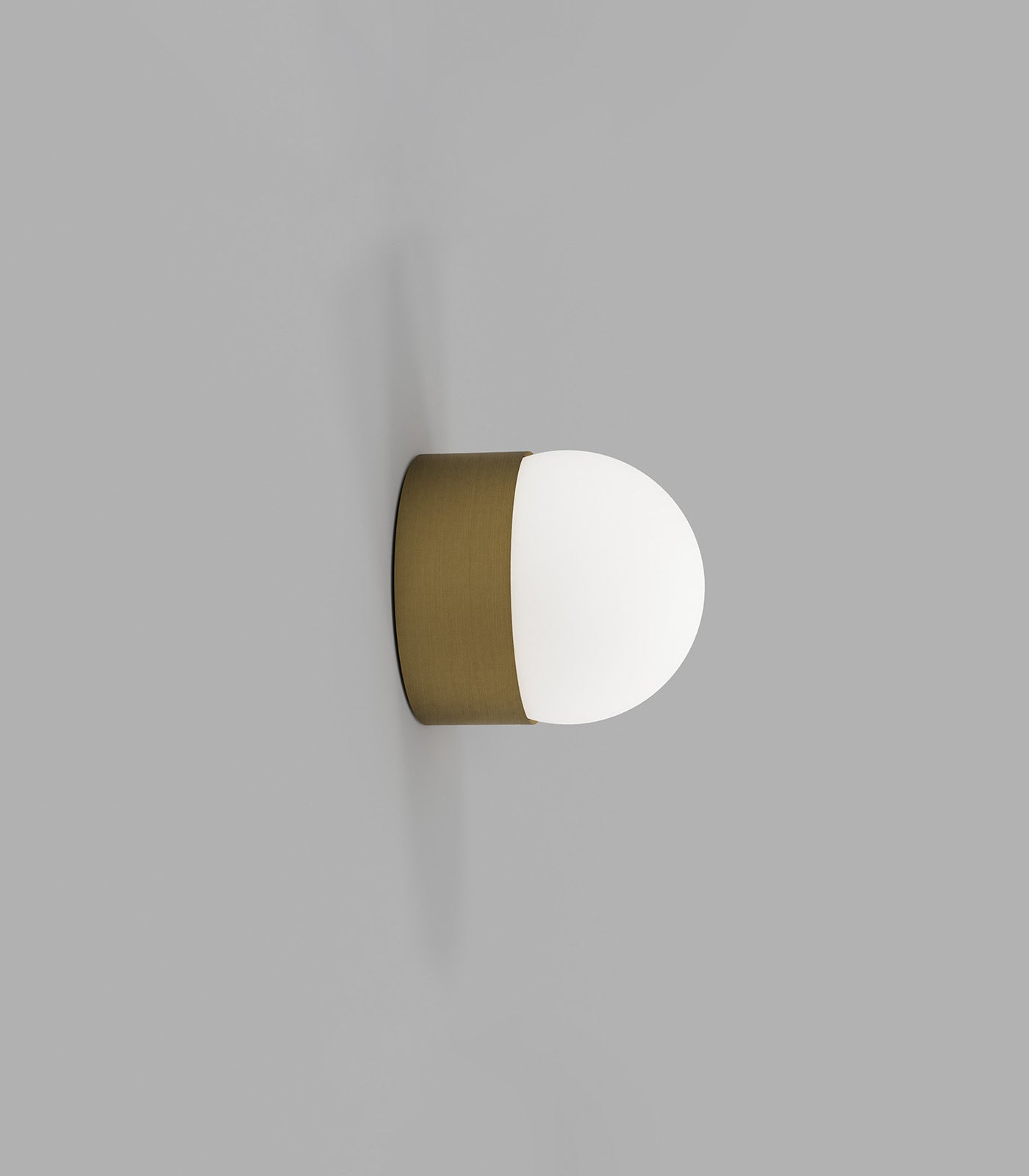 Lighting Republic Orb Sur Mini Interior Wall Light Old Brass / White / Iron IP44 - LR.i01.54e.S. + LR.i01.54M. + LR.A03.S.WH