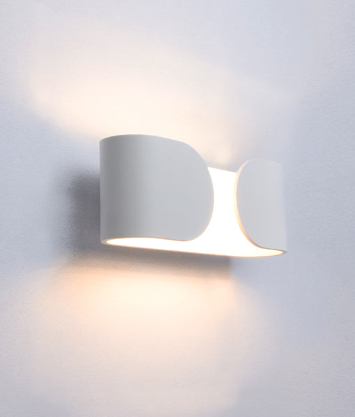 GENEVA: Interior LED surface mounted wall light. MATT White CURVED 10W 120D 3000K (633 Lumens). CLA Lighting